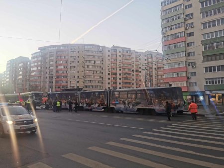 Momentul ciocnirii celor doua tramvaie din Bucuresti, surprins de camerele de supraveghere. STB: Cauza probabila a accidentului, eroarea umana