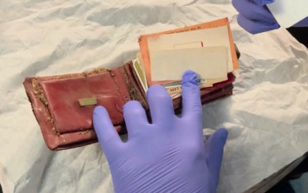 Un portofel pierdut acum 65 de ani a fost returnat familiei. Ce a descoperit in interiorul lui barbatul care l-a gasit | FOTO