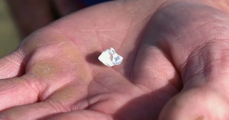 Un american care vizita un parc de stat impreuna cu iubita lui a gasit cel mai mare diamant din ultimii ani