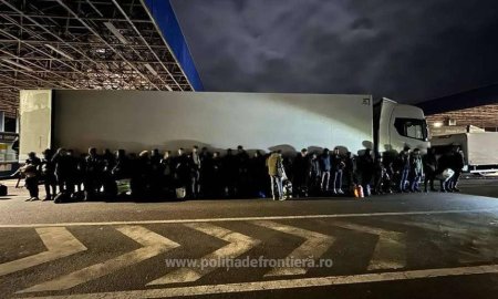Aproape 40 de migranti prinsi intr-un TIR cu textile in timp ce incercau sa iasa din Romania pe la vama Nadlac II