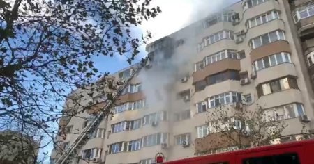 Incendiu violent in Capitala, la un bloc din zona Dorobanti. Mai multe persoane au fost evacuate VIDEO