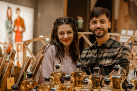 Afaceri de la zero. Doi tineri duc mai departe traditia productiei de palinca dintr-un sat din Prahova si vor sa duca brandul Origo in magazine din Europa