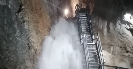 Pestera spectaculoasa din Apuseni. Cum arata cascada care se formeaza cand creste debitul apei VIDEO
