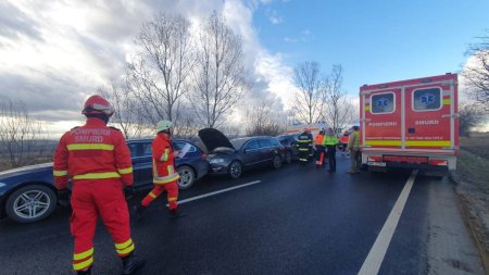 Zece persoane implicate intr-un grav accident cu trei masini pe DN 2, in Suceava. A fost activat Planul Rosu de interventie