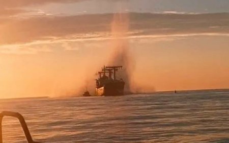 O nava comerciala a lovit o mina marina in Marea Neagra. Doi <span style='background:#EDF514'>MARINARI</span>, raniti in explozie | FOTO