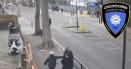 Politia londoneza este in alerta. Un antisemit pe bicicleta le zboara palariile de pe cap <span style='background:#EDF514'>EVREILOR</span> ortodocsi intalniti pe strada VIDEO