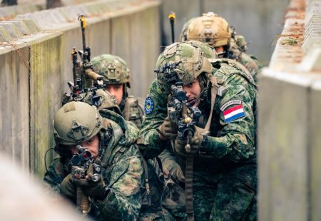 Olanda trebuie sa se pregateasca pentru posibilitatea unui razboi cu Rusia, avertizeaza comandantul armatei olandeze