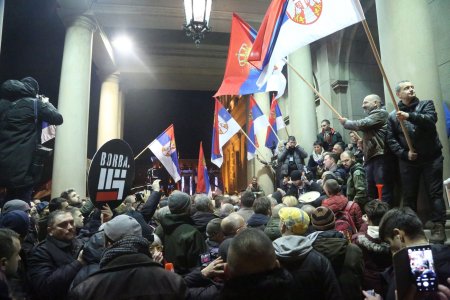 Protestele continua in Serbia, dupa alegeri. Tinerii au blocat centrul Belgradului, montand corturi, si solicita <span style='background:#EDF514'>RENUMARAREA VOTURILOR</span>. VIDEO