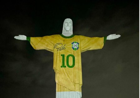 Statuia Cristo Redentor din Rio, imbracata in tricoul lui Pelé , omagiu la un an de la moartea legendarului fotbalist brazilian