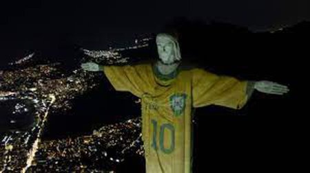 Celebra statuie Hristos Mantuitorul din Rio, imbraca cu tricoul lui Pele! Omagiu la un an de la moartea acestuia