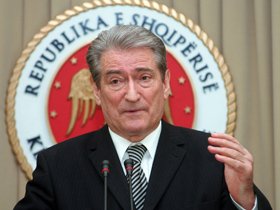 Fostul premier al Albaniei, plasat in arest la domiciliu in cadrul unei anchete de coruptie