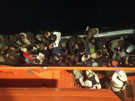 Trei <span style='background:#EDF514'>IMIGRANTI</span> gasiti morti pe o piroga, in largul Insulelor Canare. 15 oameni au fost salvati cu elicopterul