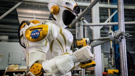 NASA va lansa roboti umanoizi in spatiu. Ce vor face diferit de <span style='background:#EDF514'>ASTRONAUT</span>i