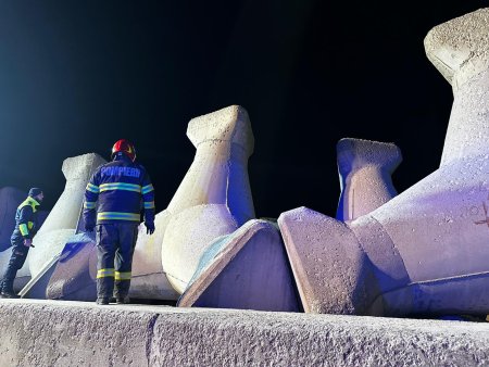 <span style='background:#EDF514'>UN PESCAR</span> prins intre stabilopozii digului de la Cazinoul din Constanta a fost salvat de pompieri