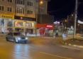 Tanar amendat si lasat fara permis, dupa ce a fost filmat facand <span style='background:#EDF514'>DRIFTURI</span> prin centrul orasului Suceava | VIDEO
