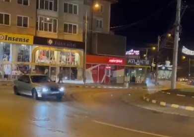 Tanar amendat si lasat fara permis, dupa ce a fost filmat facand drifturi prin centrul orasului Suceava | VIDEO