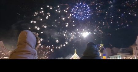 Mii de oradeni au sarbatorit Noul An in centrul orasului, cu sampanii, muzica si un spectaculos joc de artificii VIDEO