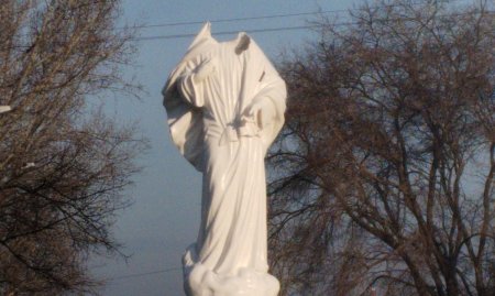 O statuie a Fecioarei Maria din orasul maghiar Dunavecse a fost decapitata, chiar inainte sa fie sfintita