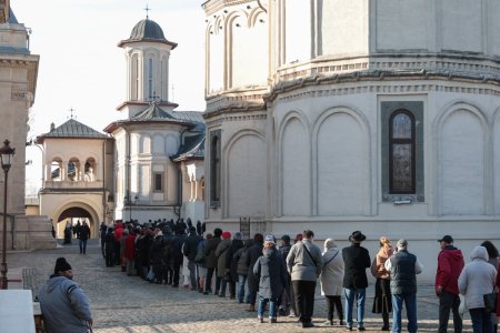 Sute de persoane la coada in prima zi a anului, la racla Sfantului Vasile cel Mare de la Patriarhia Romana