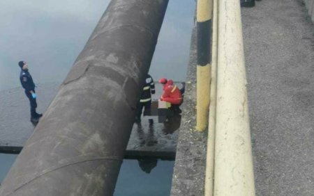 Interventie dificila pentru pompierii din Valcea. Un barbat a cazut in raul Olt, in amonte de un baraj