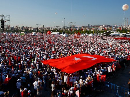 Turcii nu au somn <span style='background:#EDF514'>DUPA REVELION</span>. Sute de mii de oameni au iesit in strada
