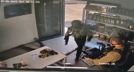 Soldatii israelieni, suprinsi de camere cand lovesc si calca in picioare un muncitor palestinian de la o benzinarie din Cisiordania ocupata | VIDEO