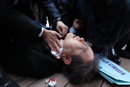 Liderul opozitiei din Coreea de Sud, ranit la gat dupa ce a fost atacat cu un cutit, in timp ce vizita santierul noului aeroport din Busan