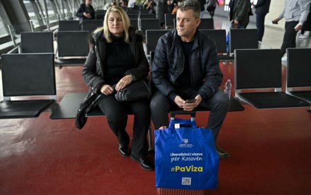 Kosovarii au luat cu asalt aeroportul din Pristina dupa ce au scapat de vizele pentru Schengen. 