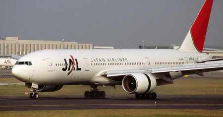 Avion in flacari la <span style='background:#EDF514'>ATERIZAREA</span> pe pista aeroportului din Tokyo VIDEO