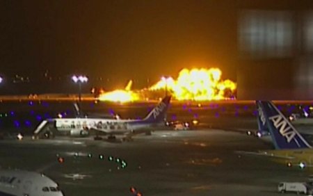 Momentul in care a luat foc avionul cu aproape 400 de oameni la bord, dupa ce s-a ciocnit alta aeronava la aterizare. VIDEO