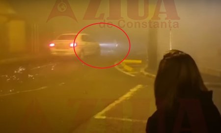 Video cu momentul in care o masina de politie care nu era in misiune a lovit in plin un barbat care incerca sa aprinda artificii in mijlocul strazii, in Constanta, de Revelion
