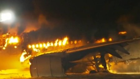 Marturiile pasagerilor din avionul care a luat foc in Japonia: Am auzit o explozie puternica, m-am intors si am vazut flacara
