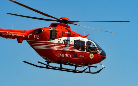 Interventie cu elicopterul SMURD pe DN10. Doua persoane au fost ranite dupa ce masina in care se aflau s-a rasturnat