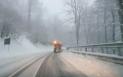 Se circula in conditii de iarna pe drumurile din nordul tarii. In Pasul Gutai se intervine cu opt utilaje