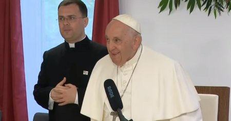 Preot italian excomunicat dupa ce l-a atacat pe Papa Francisc in <span style='background:#EDF514'>PREDICA</span> sa de Anul Nou. Ce a spus despre suveranul pontif VIDEO
