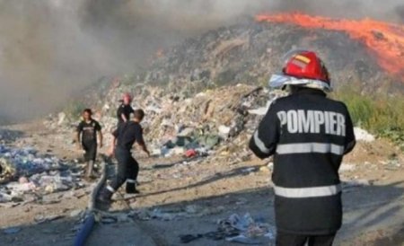 Incendiu la o <span style='background:#EDF514'>GROAPA DE GUNOI</span> din Dambovita. 50 de tone de deseuri au luat foc