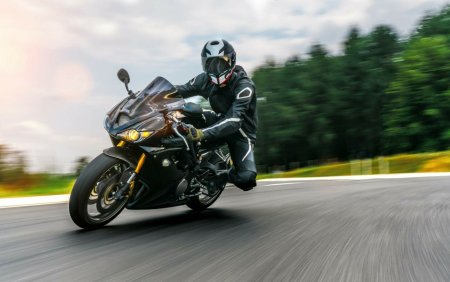 Iohannis a sesizat la CCR legea care permite soferilor cu permis categoria B sa conduca si anumite tipuri de motociclete