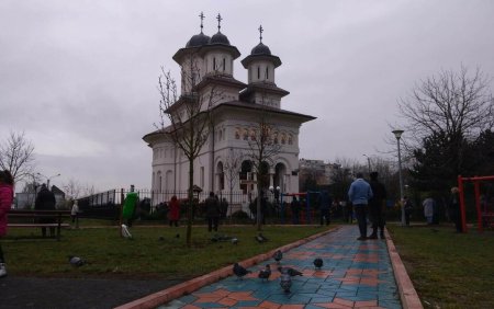 Cadou de Anul Nou: Zeci de clujeni pusi de preot pe lista rusinii, pe usa bisericii, pentru ca nu au platit taxa de cult