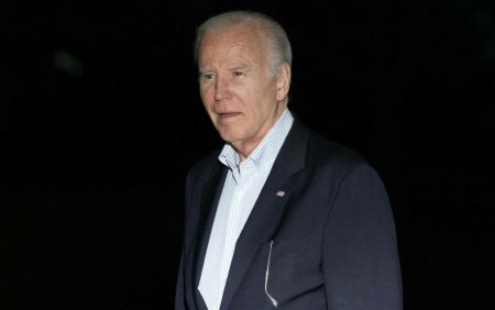 Este rosu ca sfecla. Joe Biden, din nou in atentia tabloidelor dupa vacanta petrecuta pe Insula Santa Cruz | FOTO