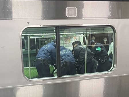Trei barbati, atacati de o femeie cu un cutit intr-un tren din Tokyo