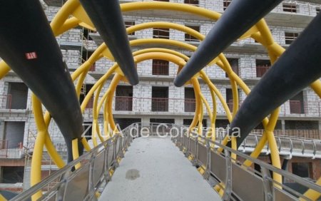 VIDEO. In Constanta se construieste o pasarela pietonala direct pe sub nasul viitorilor turisti ai unui nou hotel