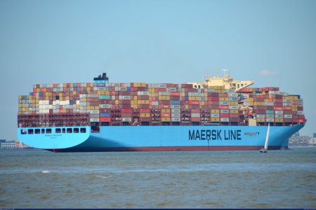 Actiunile Maersk au crescut puternic miercuri, pentru a doua zi consecutiv, in urma deciziei de a opri transporturile prin Marea Rosie