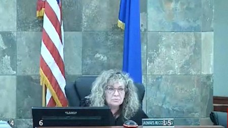 Momentul in care o judecatoare este atacata de un barbat care urma sa fie condamnat pentru talharie, in Nevada