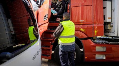 Un sofer roman de camion a primit 45 de ore interdictie sa mai conduca si trei amenzi, dupa ce le-a aratat inspectorilor olandezi doua permise de conducere
