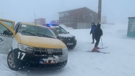 Un sofer de taxi a urcat cu masina pe partia de schi, pentru a primi mai multi bani de la client, dar a avut parte de o surpriza neplacuta