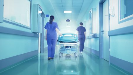 Obligativitatea mastilor revine in unele spitale din SUA, pe masura ce COVID si gripa cresc vertiginos