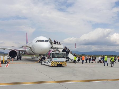Aproape 50 de pasageri au ramas in aeroport, la Brasov, dupa ce <span style='background:#EDF514'>WIZZAIR</span> a schimbat aeronava inainte de decolare cu una cu mai putine locuri: Investigam situatia