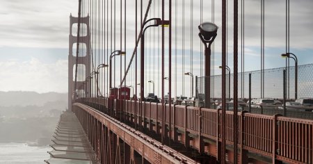 O plasa de prevenire a <span style='background:#EDF514'>SINUCIDERI</span>lor a fost instalata pe Podul Golden Gate din San Francisco dupa 87 de ani