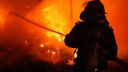 Incendiu devastator la o hala de lemne din Arges