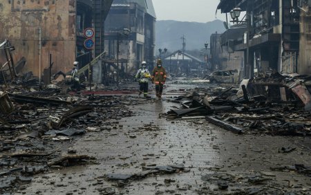 Aproape 250 de <span style='background:#EDF514'>PERSOANE DISPARUTE</span> dupa cutremurul devastator din Japonia. Speranta de a gasi supravietuitori scade